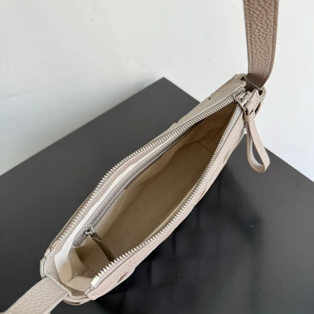Batch 1720 BOTTEGA VENETA Bottega Veneta's 2025 new product Diago zipper backpack, a new summer bag [circle] This new men's crossbody bag is made of high-quality calfskin, with a natural texture as a whole. The gloss of the bag changes at any time with different lights. This seemingly simple bag is very attentive to details. , it must be carefully handmade to achieve this effect. The calfskin leather is delicate and soft, and it is particularly comfortable to carry close to the body. It also comes with a large zippered compartment and an open lining. When you go shopping and travel, having such a light and soft small bag can free your hands, reduce the burden of travel, and make you happier. Style number: 837112 Size: 25*15*5cm